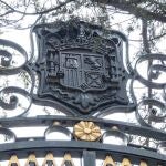 El principal de los escudos denunciado por la Asociación para la Recuperación de la Memoria Histórica