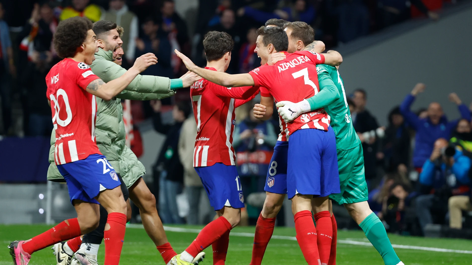 MADRID, 13/03/2024.- Los jugadores del Atlético celebran la victoria al finalizar el partido de vuelta de los octavos de final de la Liga de Campeones que Atlético de Madrid e Inter de Milán disputaron hoy miércoles en el estadio Metropolitano. EFE/Mariscal