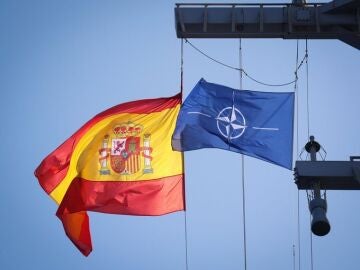 Banderas de Espa&ntilde;a y la OTAN en un buque de la Armada