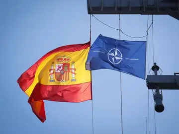 Banderas de España y la OTAN en un buque de la Armada Banderas de España y la OTAN en un buque de la Armada