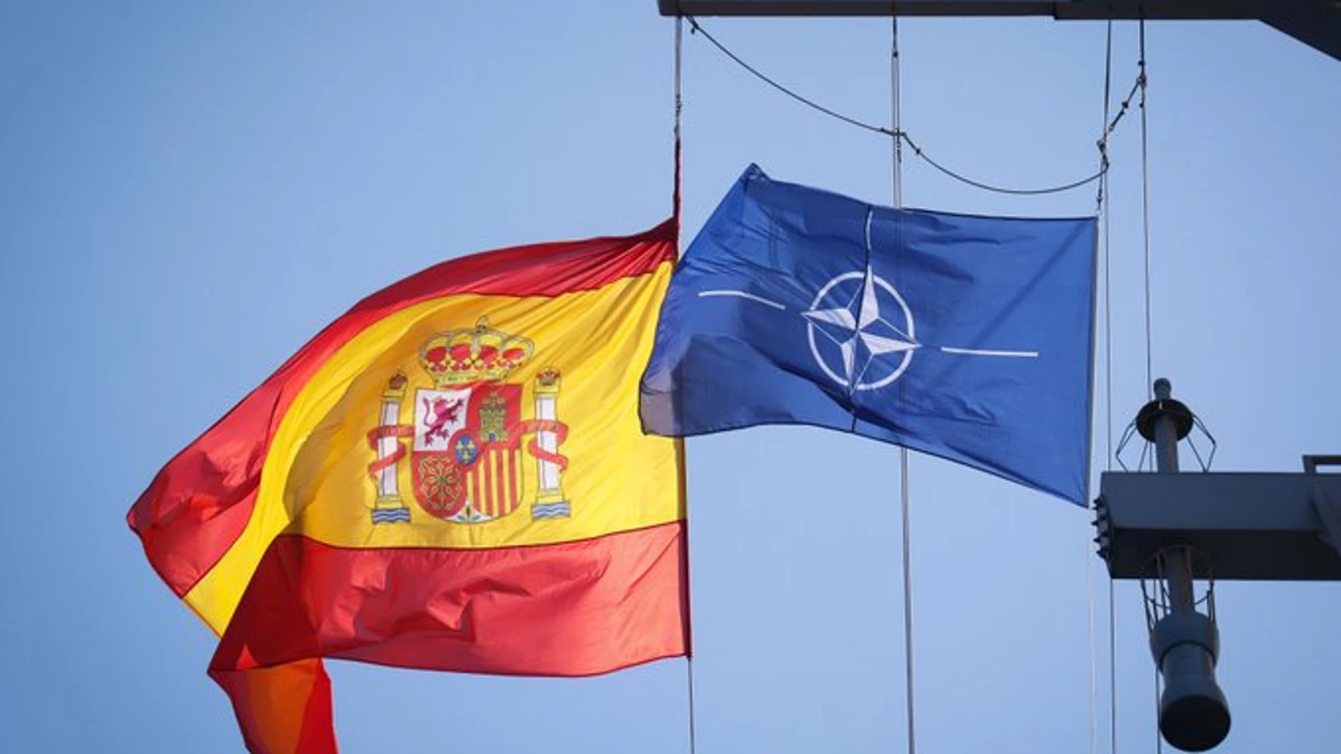 Banderas de España y la OTAN en un buque de la Armada