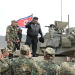Kim Jong Un subido al nuevo tanque de Corea del Norte, inspirado en el Armata T-14 ruso