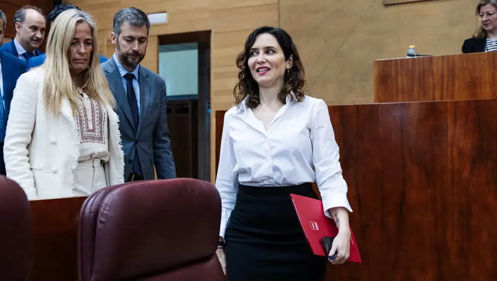 La Asamblea acoge el primer pleno tras conocerse la denuncia por fraude fiscal contra la pareja de Ayuso