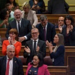 Diputados de JxCat con Miriam Nogueras (c) vota sí a la Ley Orgánica de amnistía para la normalización institucional, política y social en Cataluña, durante al pleno del Congreso este jueves