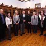 El alcalde Jesús Julio Carnero y Beatriz Carvajal junto al jurado premio Ateneo-Ciudad de Valladolid