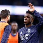 Vinicius, en el calentamiento del Madrid-Celta