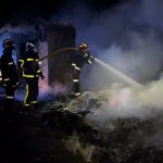 MADRID.-Sucesos.- Extinguido un incendio de chatarra en una zona de infraviviendas de Arroyomolinos