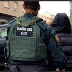 Uno de los detenidos es conducido por agentes de Guardia Civil 