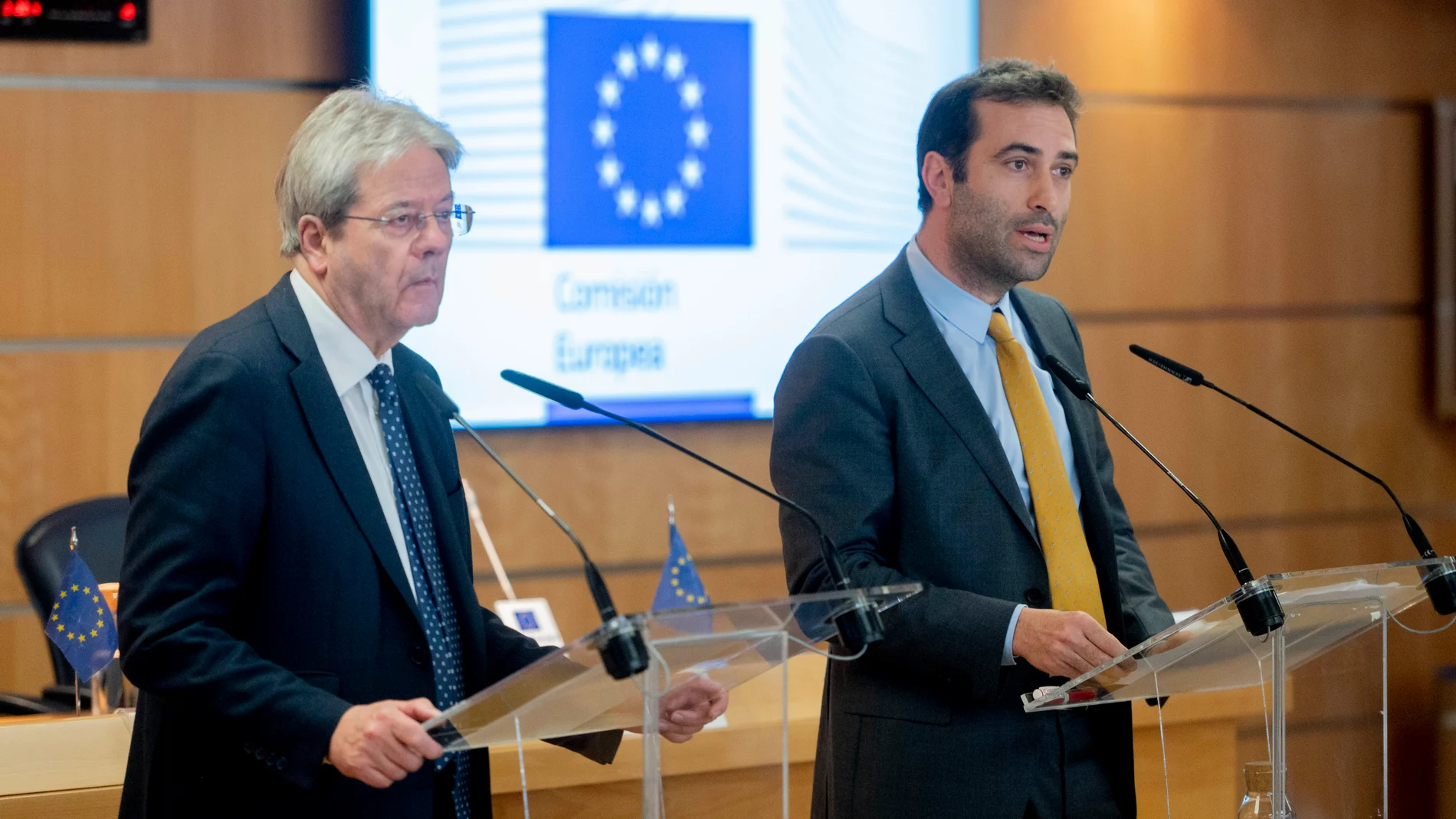El ministro de Economía, Comercio y Empresa, Carlos Cuerpo (d), y el comisario europeo de Economía, Paolo Gentiloni (i), ofrecen una rueda de prensa sobre la implementación del Mecanismo de Recuperación en España, en la Representación de la Comisión Europea en España, a 14 de marzo de 2024, en Madrid (España). Hoy ha tenido lugar el segundo evento anual organizado por la Representación de la Comisión Europea en España sobre la implementación del Mecanismo de Recuperación y Resiliencia en Espa...