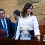 El look con camisa blanca de Ayuso.