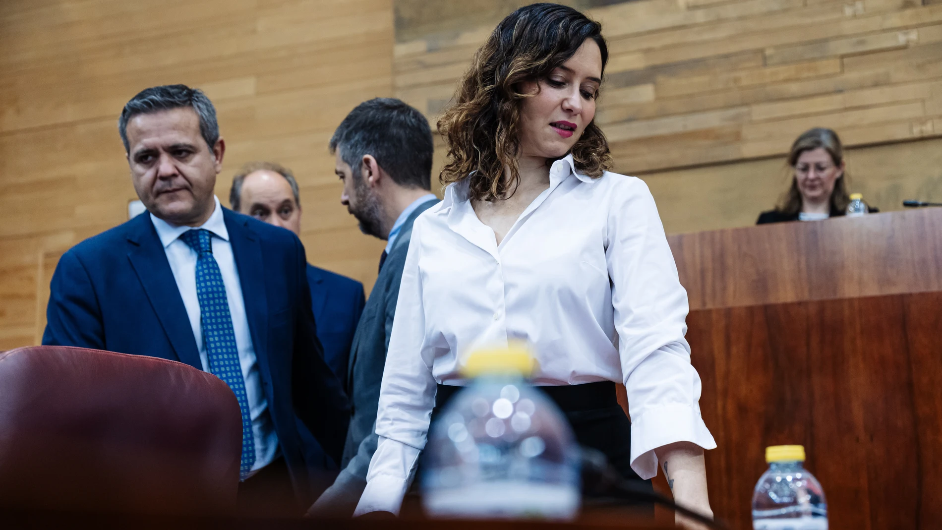 El look con camisa blanca de Ayuso.