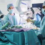 Cirujanos del Hospital Cromwell usando las Vision Pro con el software eXeX
