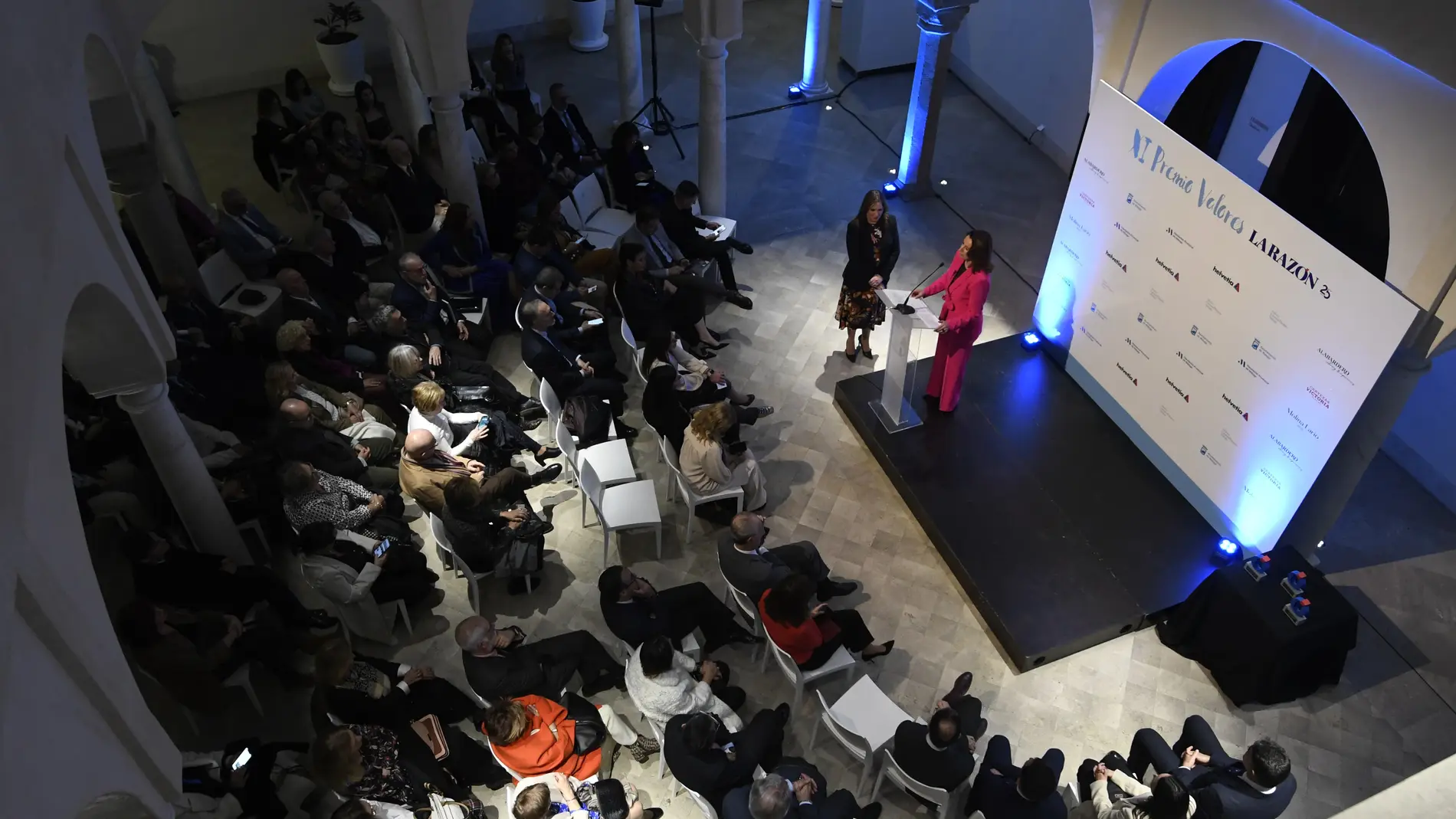 La consejera de Empleo de la Junta de Andalucía, Rocío Blanco, junto a la periodista Isabel Gómez, durante un momento de la gala, ayer en el Museo Carmen