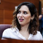 Isabel Díaz Ayuso con look blanco.