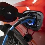 Imagen de coches eléctricos recargando las baterias