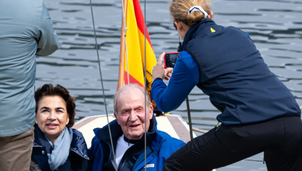 El Rey Juan Carlos sale a navegar en Sanxenxo