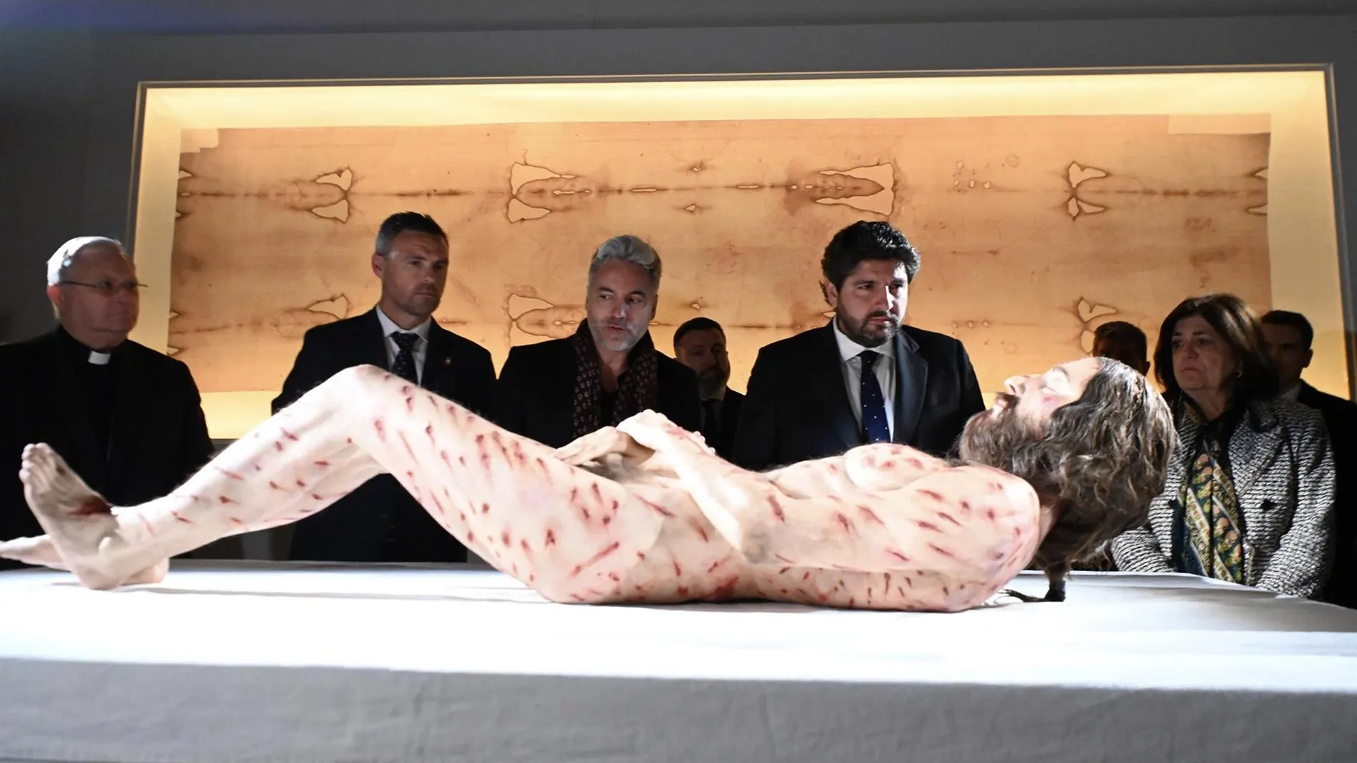 López Miras inaugura en Caravaca de la Cruz la exposición que muestra una recreación de Cristo basada en la Sábana Santa