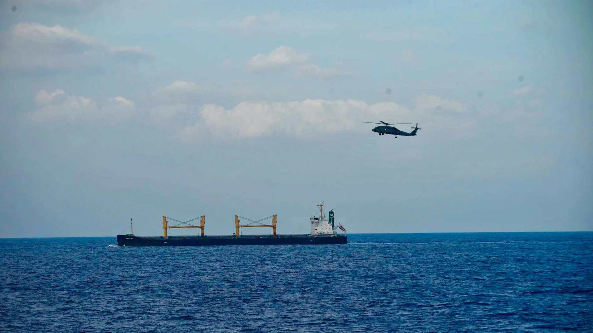 El barco secuestrado, vigilado por un helicóptero