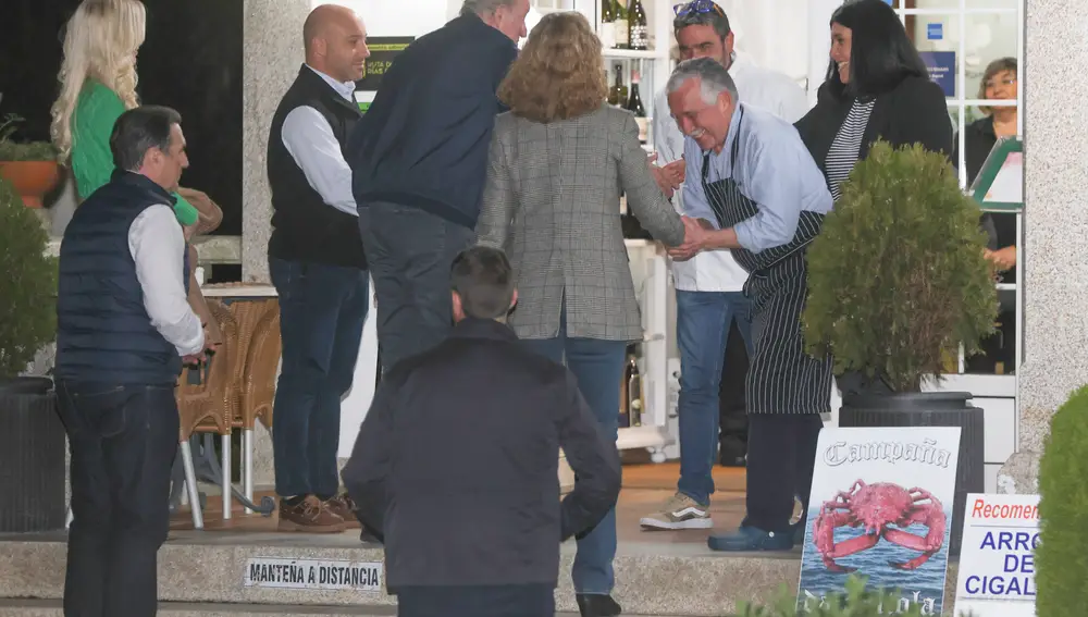 El Rey Juan Carlos y la Infanta Elena salen a cenar con Pedro Campos