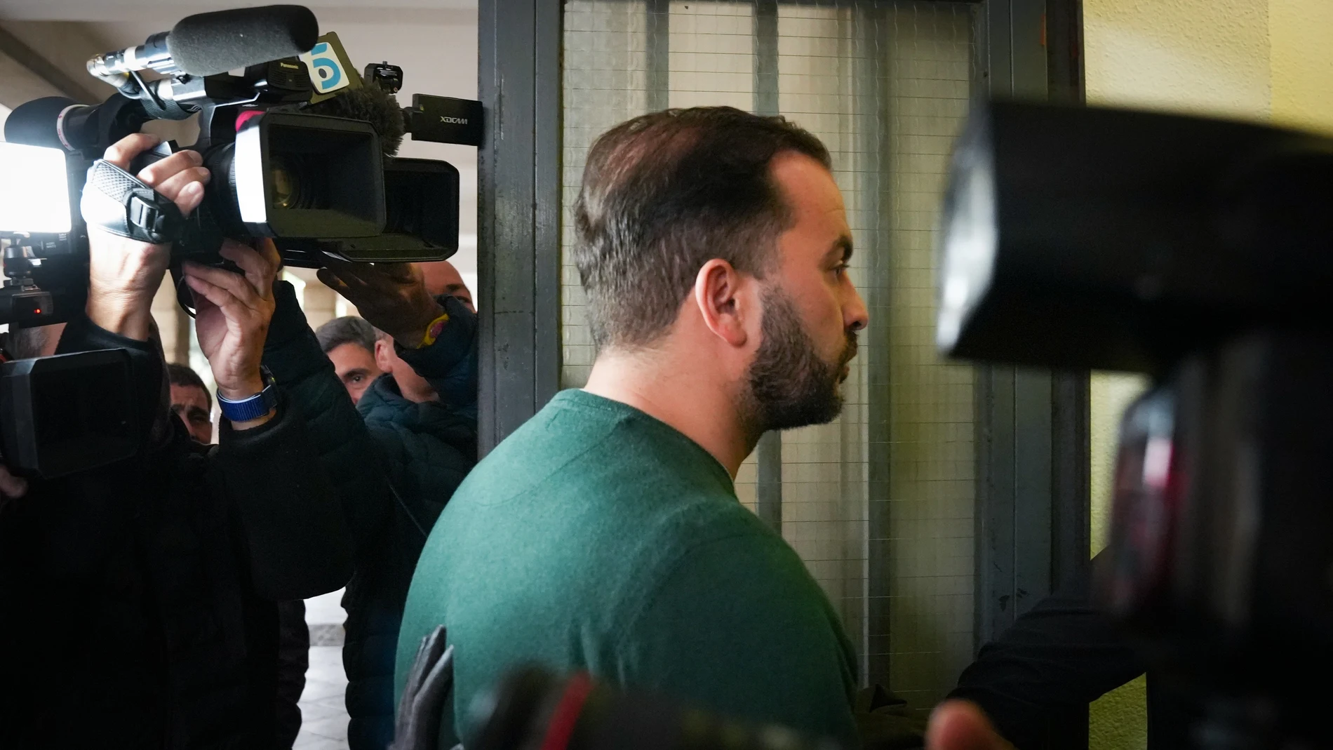 El sobrino de María del Monte, Antonio Tejado entrando a los juzgados para declarar sobre el robo a María del Monte. A 15 de marzo de 2024, en Sevilla (Andalucía, España). El Juzgado de Instrucción número 16 de Sevilla ha citado este viernes al sobrino de la famosa cantante María del Monte Antonio Tejado, actualmente en prisión provisional como presunto autor intelectual del asalto y robo con violencia cometido en el chalé de Gines de la artista y su esposa, la periodista Inmaculada Casal, en...