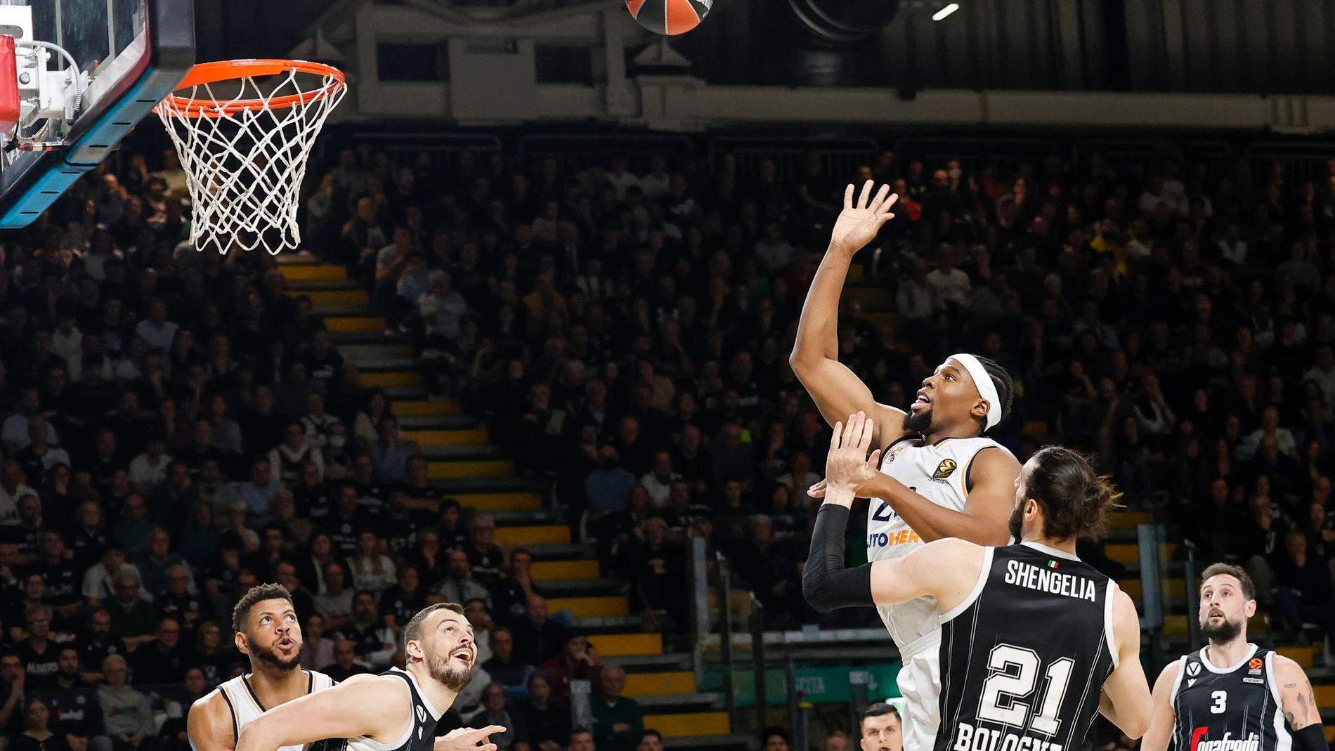 Yabusele, con 15 puntos, fue el máximo anotador del Real Madrid