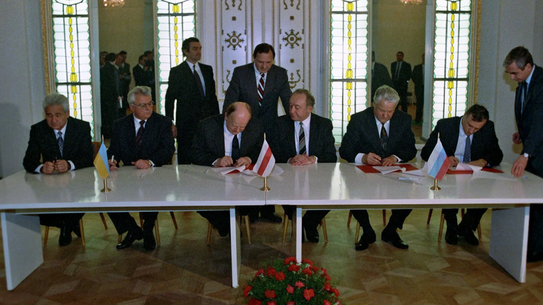 Firma de la eliminacion de la Urss .proyecto de un acuerdo sobre la creación de una unión de Estados soberanos. Pero su firma, prevista para el 9 de diciembre, nunca se celebró, pues el 8 de diciembre, los presidentes de Rusia, Ucrania y Bielorussia firmaron un acuerdo que declaró la disolución de la URSS y el establecimiento de la Comunidad de Estados Independientes (CEI). Pasó a la historia como el Acuerdo de Belavezha.