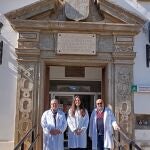 El director del centro de salud, Antonio Román; la MIR residente de familia, Ana Gutiérrez, y uno de los tutores, Dr. José María Lora