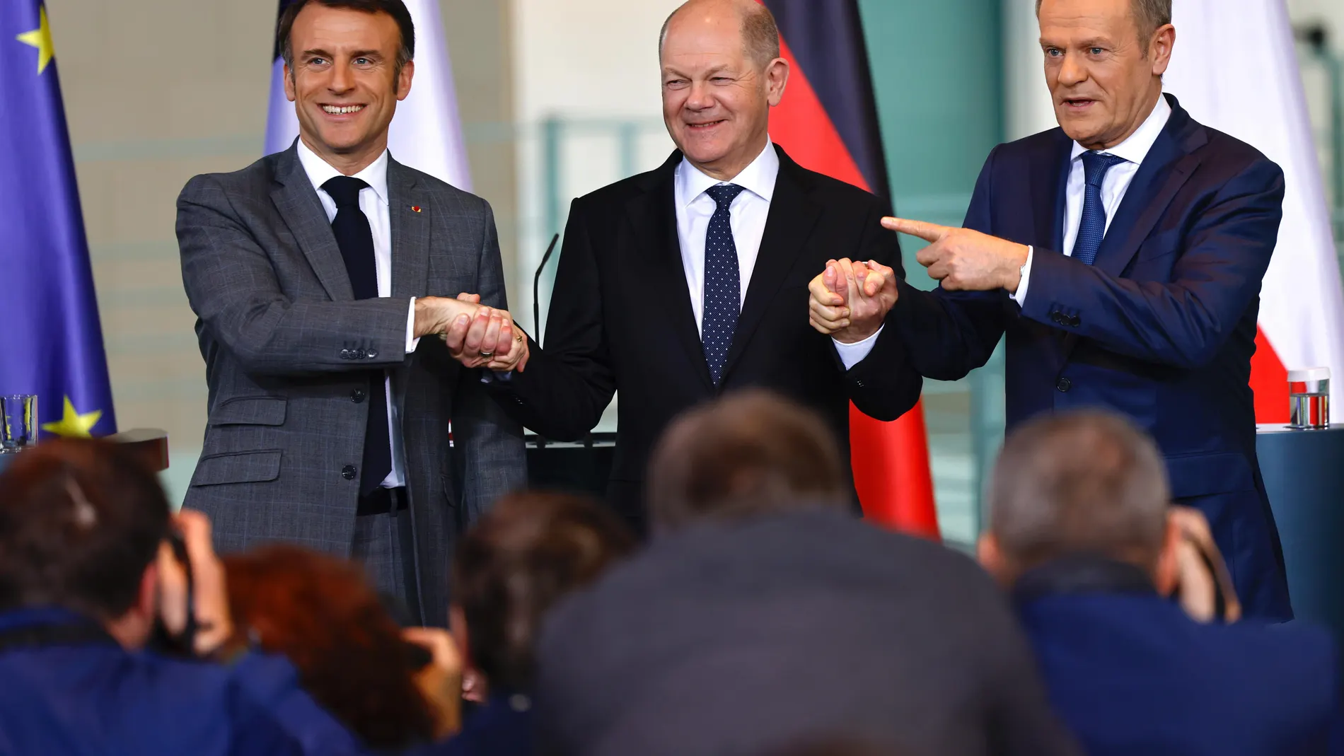Berlín (Alemania), 15/03/2024.- El presidente francés Emmanuel Macron (i), el canciller alemán Olaf Scholz (c) y el primer ministro polaco Donald Tusk, se estrechan las manos después de una conferencia de prensa en la Cancillería de Berlín, Alemania, este viernes. Los líderes del 'Triángulo de Weimar' (Francia, Alemania y Polonia) se reúnen para discutir la ayuda a Ucrania. EFE/HANNIBAL HANSCHKE