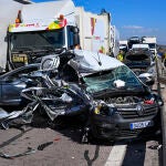 Vista general de algunos de los vehículos implicado en la colisión múltiple en la autopista AP-7, a la altura de Nules, con 40 vehículos implicados, una víctima mortal y varias personas heridas, provocado por la espesa niebla que en la mañana de este viernes ha afectado a la zona del litoral sur de Castellón