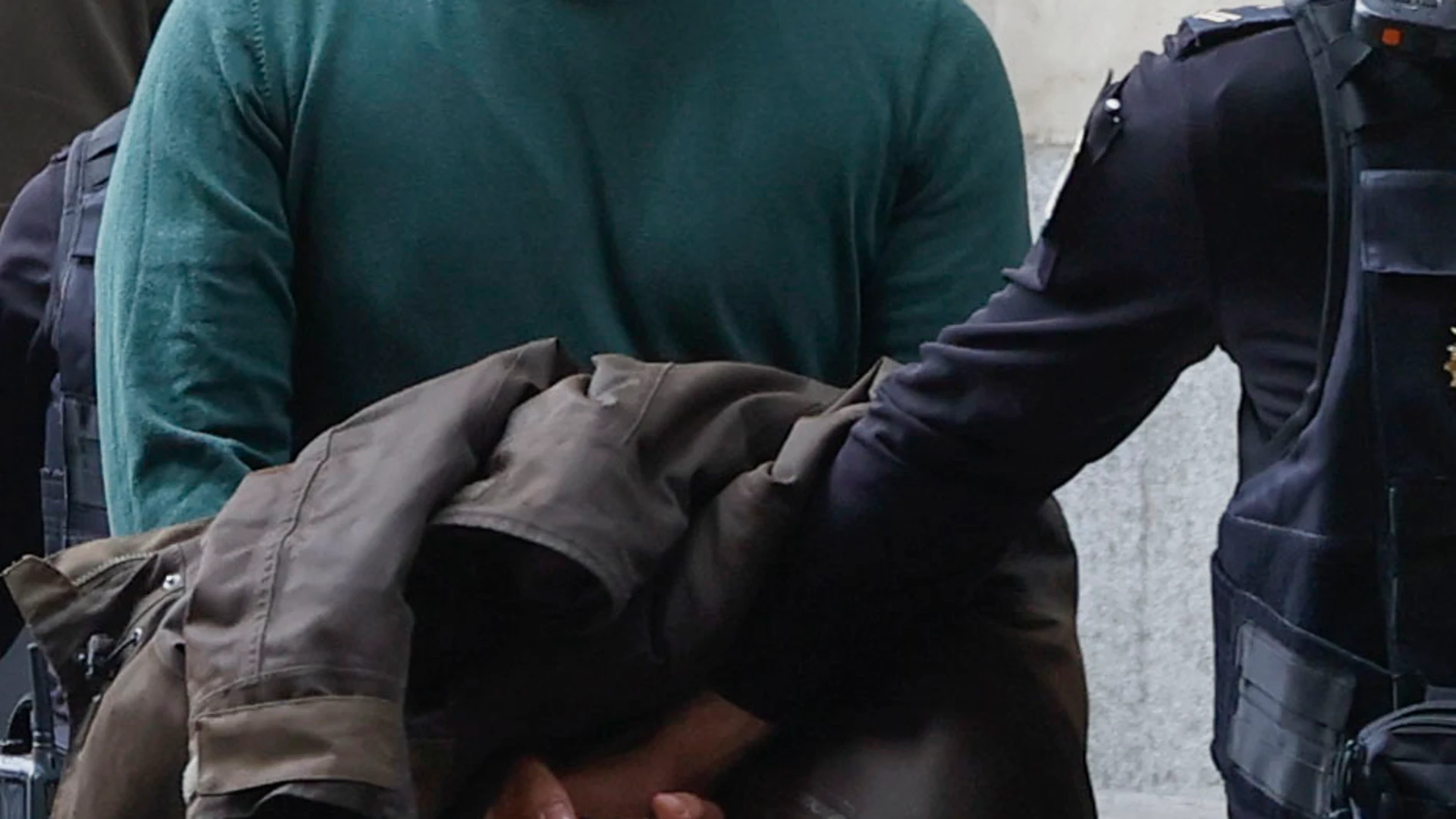 SEVILLA, 15/03/2024.- El sobrino de María del Monte, Antonio Tejado, en prisión preventiva por su presunta relación con el robo en la vivienda de la cantante el pasado agosto, a su llegada este viernes a los juzgados Prado San Sebastián de Sevilla para declarar ante el juez que instruye su caso. EFE/José Manuel Vidal