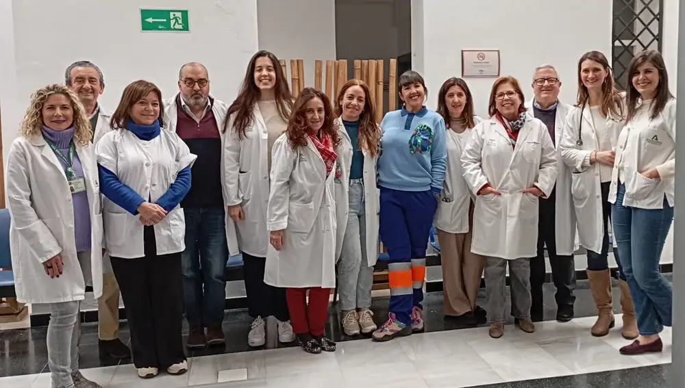 Profesionales del centro de salud de Montellano con residentes, tutores y su director