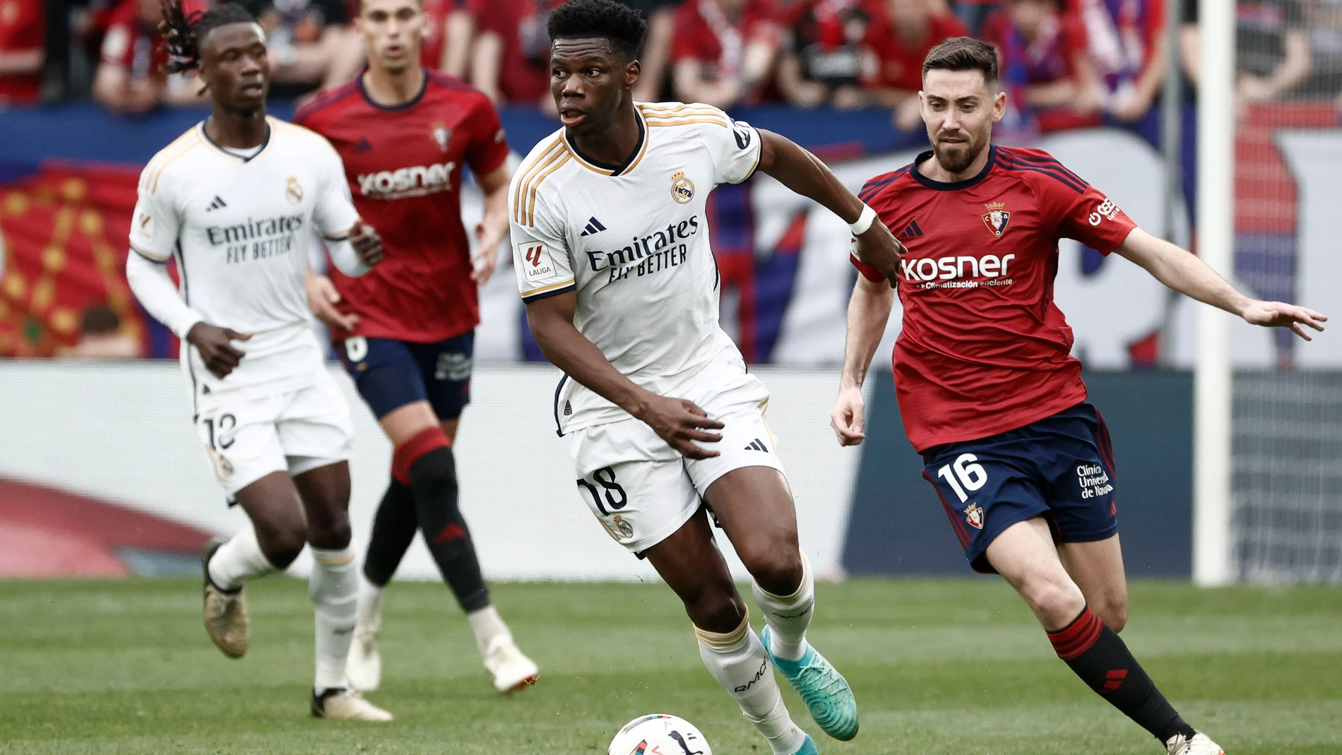 PAMPLONA, 16/03/2024.- El centrocampista francés del Real Madrid Aurelien Tchouameni (2d) controla el balón ante Moi Gómez (d), de Osasuna, en el partido de la LaLiga EA Sports entre Osasuna y Real Madrid este sábado en el estadio de El Sadar en Pamplona.-EFE/ Jesús Diges