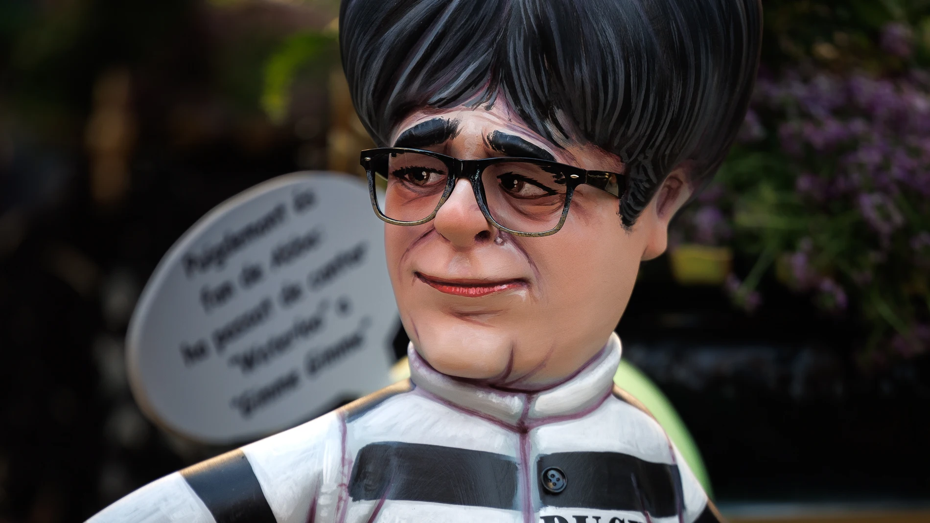 GRAFCVA9243. VALENCIA, 16/03/2024.- Detalle de una escena que muestra al expresidente de la Generalitat, Carles Puigdemont, durante la mañana de este sábado en la que ya se encuentran montados los más de 700 monumentos falleros, que lucen en todo su esplendor en un fin de semana de abarrote turístico y buen tiempo. EFE/Biel Aliño