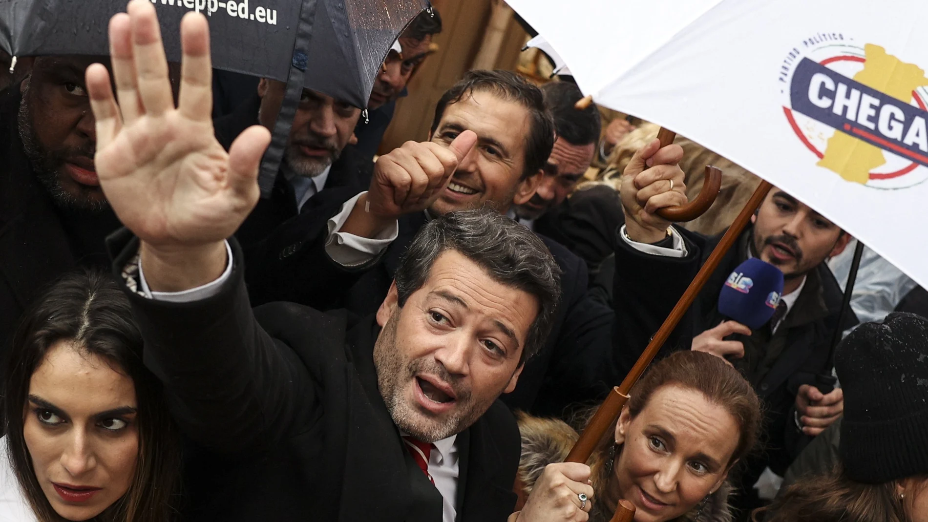 The president of the right-wing Party Chega Andre Ventura (C) takes part during a campaign Party, on the last day of the campaign for the legislative elections, in Lisbon, Portugal
