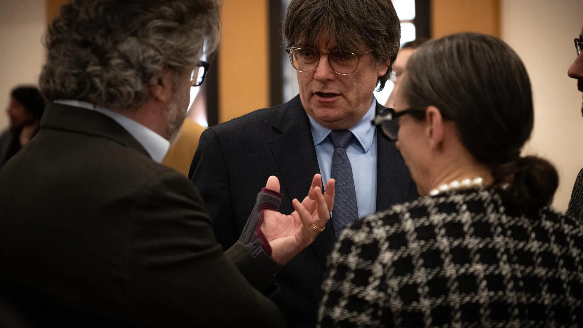 El PP exige a Sánchez que explique si ha prometido a Puigdemont que podrá volver a España tras las catalanas