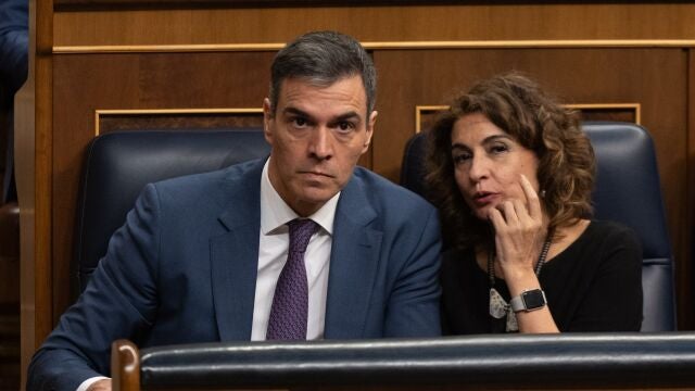 El presidente del Gobierno, Pedro Sánchez y la vicepresidenta segunda y ministra de Hacienda, María Jesús Montero, durante la votación de la Ley de amnistía