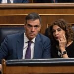 El presidente del Gobierno, Pedro Sánchez y la vicepresidenta segunda y ministra de Hacienda, María Jesús Montero, durante la votación de la Ley de amnistía