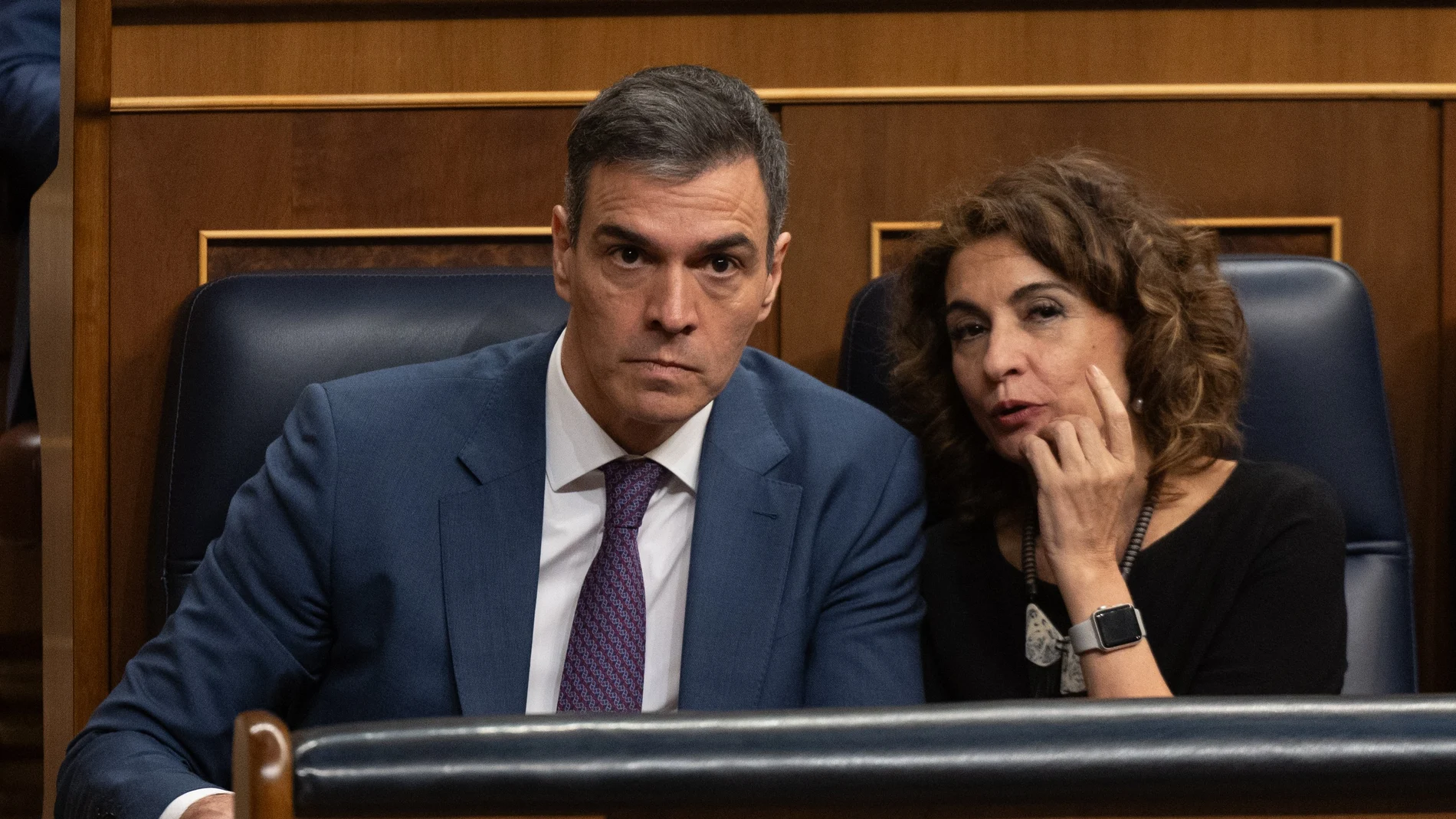 El presidente del Gobierno, Pedro Sánchez y la vicepresidenta segunda y ministra de Hacienda, María Jesús Montero, durante la votación de la Ley de amnistía