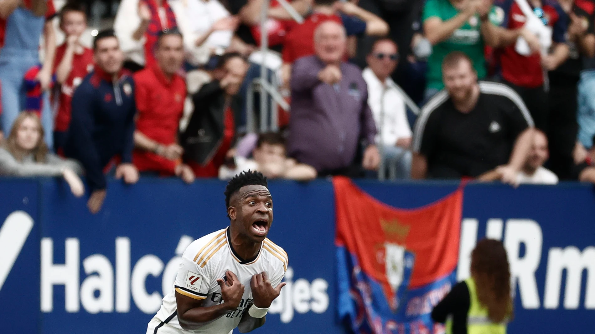 PAMPLONA, 16/03/2024.- El delantero brasileño del Real Madrid Vinicius Jr muestra su sorpresa tras recibir cartulina amarilla, durante el partido de la LaLiga EA Sports entre Osasuna y Real Madrid este sábado en el estadio de El Sadar en Pamplona.-EFE/ Jesús Diges