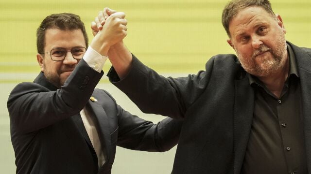  El presidente de la Generalitat, Pere Aragonés (i) y el presidente de ERC Oriol Junqueras (d) durante el primer mitin de ERC tras el anuncio del adelanto electoral, este sábado en Barcelona