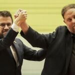 El presidente de la Generalitat, Pere Aragonés (i) y el presidente de ERC Oriol Junqueras (d) durante el primer mitin de ERC tras el anuncio del adelanto electoral, este sábado en Barcelona