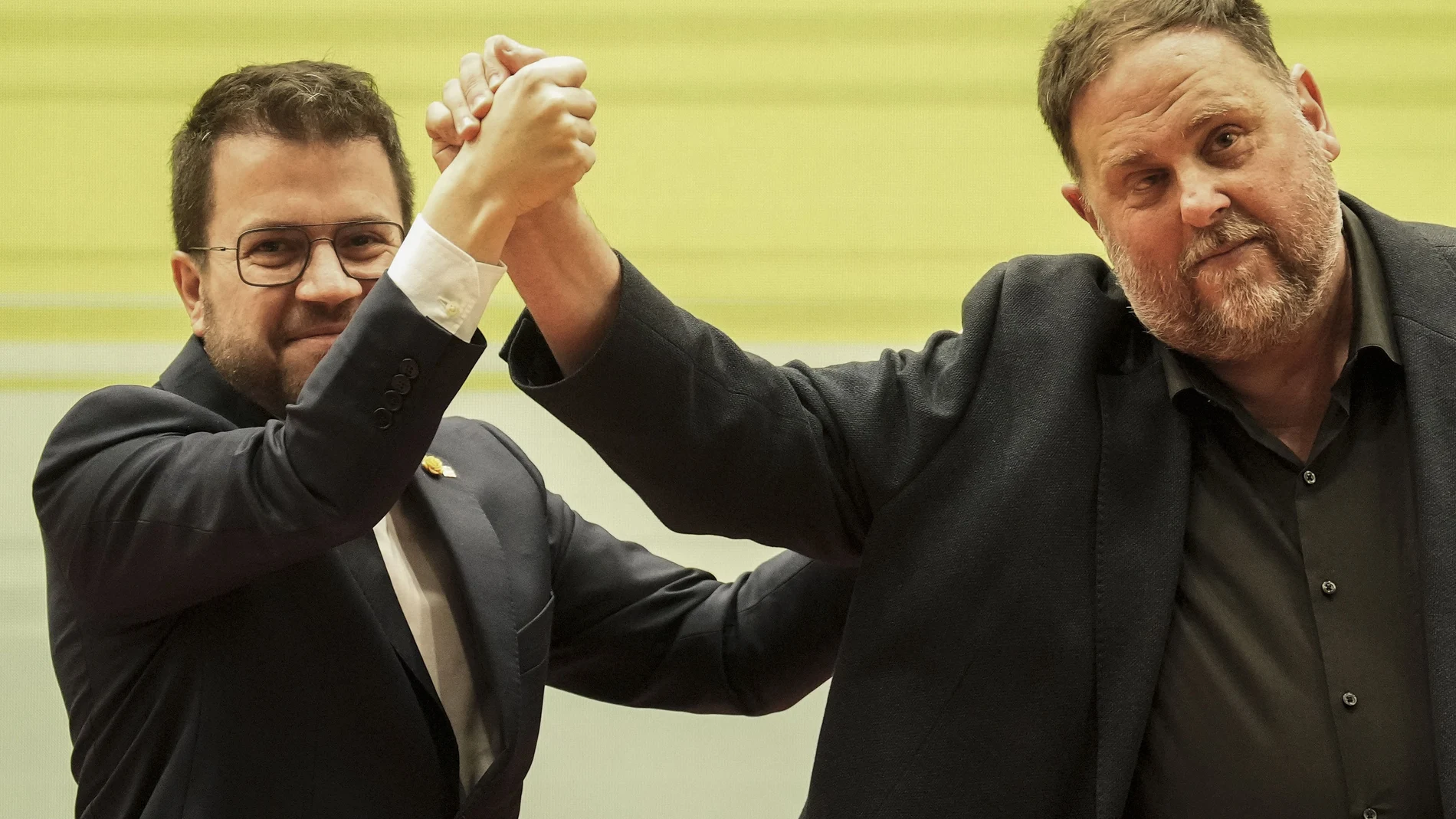 El presidente de la Generalitat, Pere Aragonés (i) y el presidente de ERC Oriol Junqueras (d) durante el primer mitin de ERC tras el anuncio del adelanto electoral, este sábado en Barcelona