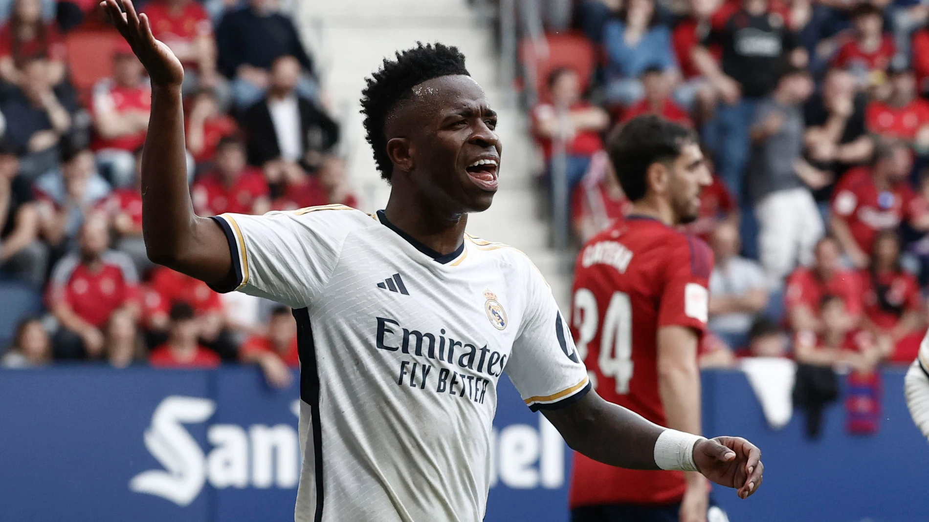 PAMPLONA, 16/03/2024.- El delantero brasileño del Real Madrid Vinicius Jr, celebra su segundo gol durante el partido de la LaLiga EA Sports entre Osasuna y Real Madrid este sábado en el estadio de El Sadar en Pamplona.-EFE/ Jesús Diges