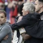 Ancelotti abraza a Vinicius al cambiarlo
