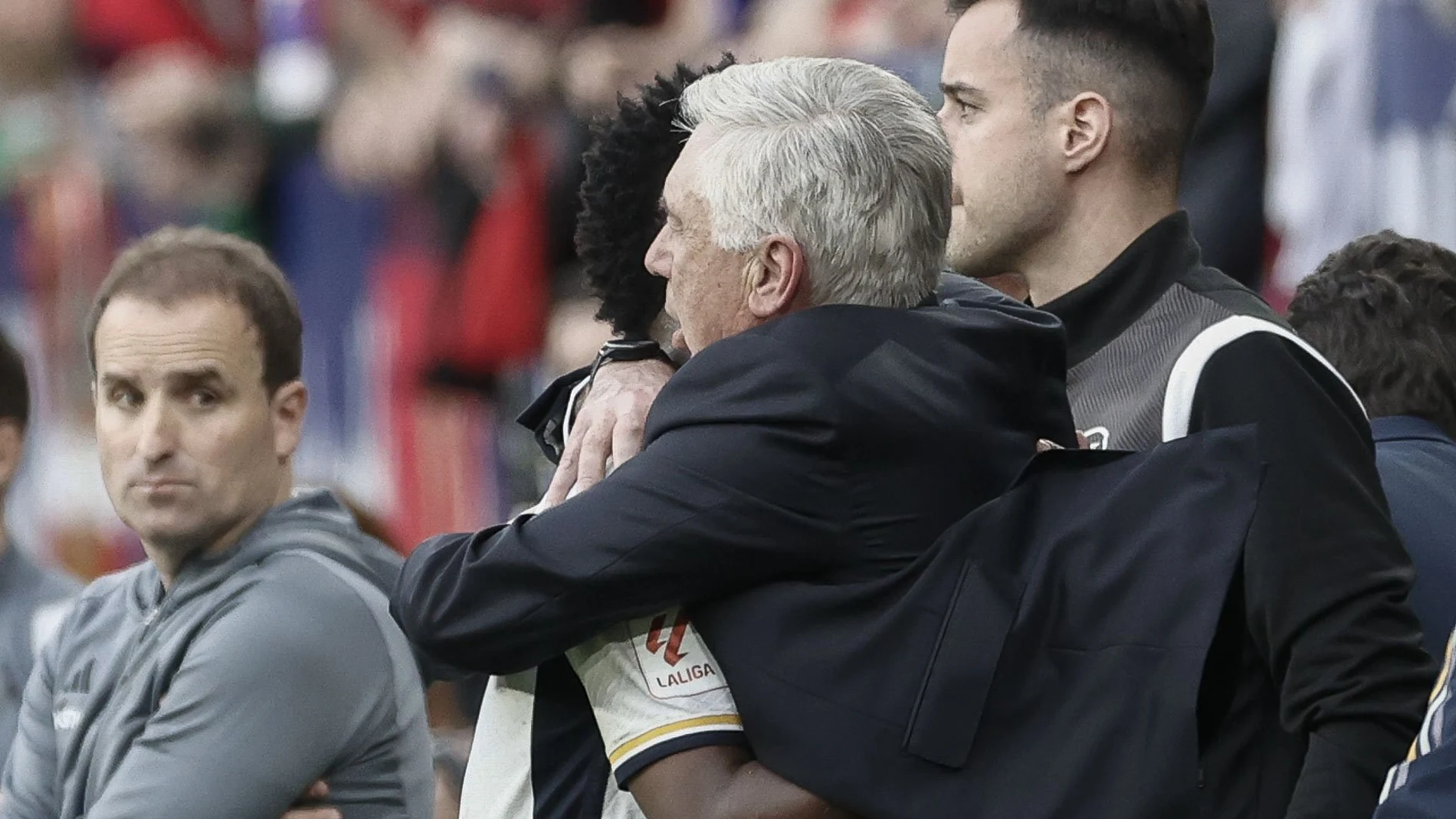 Ancelotti abraza a Vinicius al cambiarlo