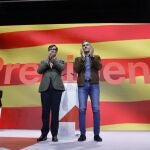 El secretario general del PSOE y presidente del Gobierno, Pedro Sánchez (d), y el primer secretario del PSC, Salvador Illa (i), durante el acto de clausura del 15º Congreso del PSC, en el Palacio de Congresos de Cataluña, a 17 de marzo de 2024, en Barcelona, Catalunya (España). 