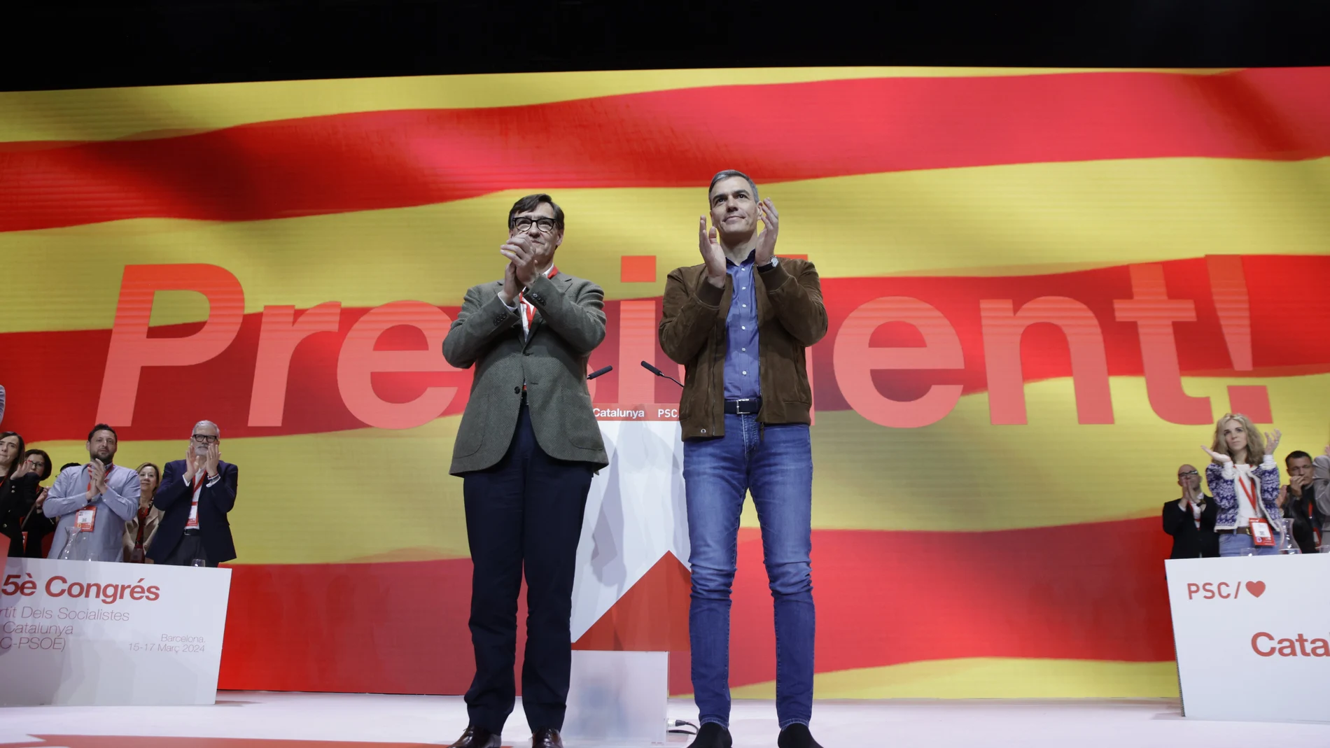 El secretario general del PSOE y presidente del Gobierno, Pedro Sánchez (d), y el primer secretario del PSC, Salvador Illa (i), durante el acto de clausura del 15º Congreso del PSC, en el Palacio de Congresos de Cataluña, a 17 de marzo de 2024, en Barcelona, Catalunya (España).