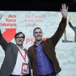 El primer secretario del PSC y candidato a las elecciones catalanas, Salvador Illa, y el secretario general del PSOE y presidente del Gobierno, Pedro Sánchez.