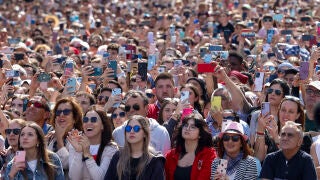 GRAFCVA9314. VALENCIA, 17/03/2024.- Una multitud asiste a la masclet&agrave; de las Fallas de 2024 disparada este domingo en la plaza del Ayuntamiento de Val&egrave;ncia a cargo de Pirotecnia Caballer FX, de Moncada (Valencia). EFE/Ana Escobar 