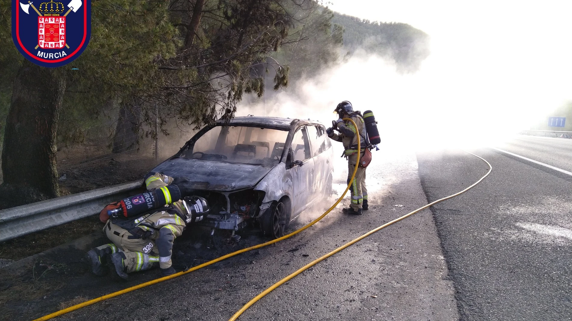 Incendio de un vehículo en Puerto de la Cadena